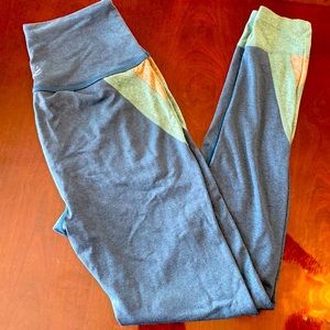 Beyond Yoga SpaceDye high waisted leggings. Fun pattern on hip and ankle. Large.